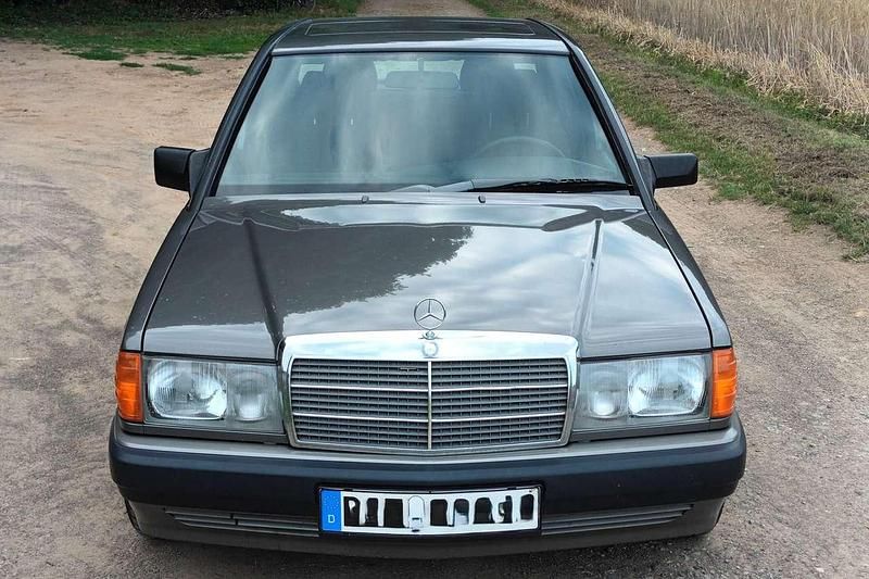 Grau Gebraucht 1990 Mercedes 190 Limousine | 4.800 € - Bild 1/4