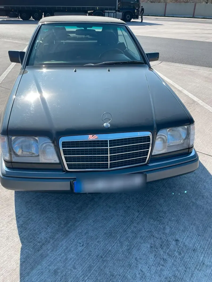 Używany Mercedes E220 150 KM (110 kW) 1993 Czarny Kabriolet