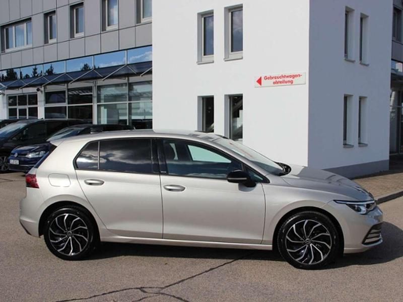 Gebraucht VW Golf VIII Move 150 PS (110 kW) 2024 Ivory silver metallic Limousine