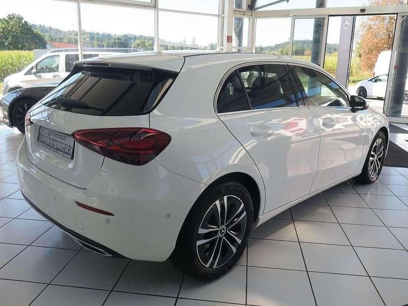 Gebraucht Mercedes A180 136 PS (100 kW) 2024 Polarweiß Limousine