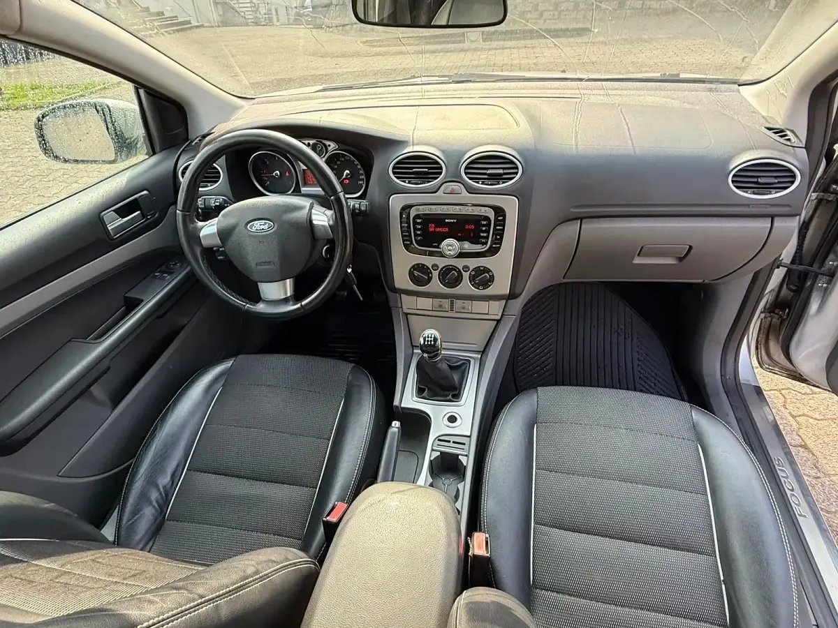 Gebraucht Ford Focus 109 PS (80 kW) 2010 Grau Kombi