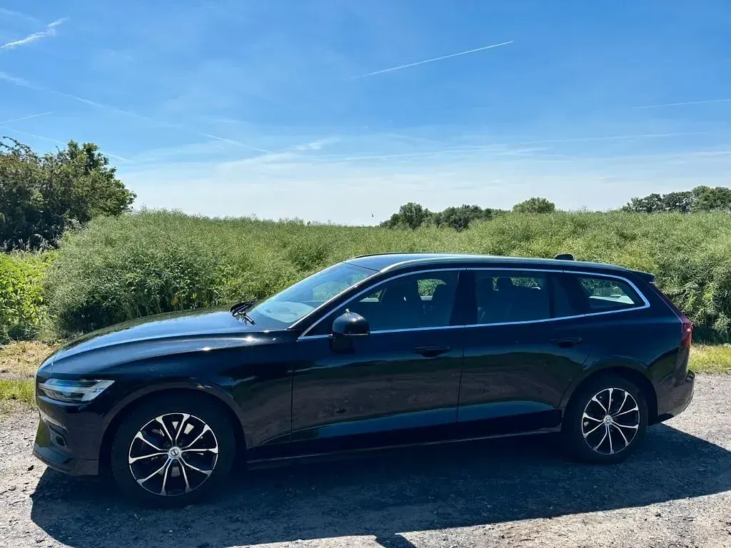 Gebraucht Volvo V60 Momentum 197 PS (144 kW) 2021 Schwarz Kombi