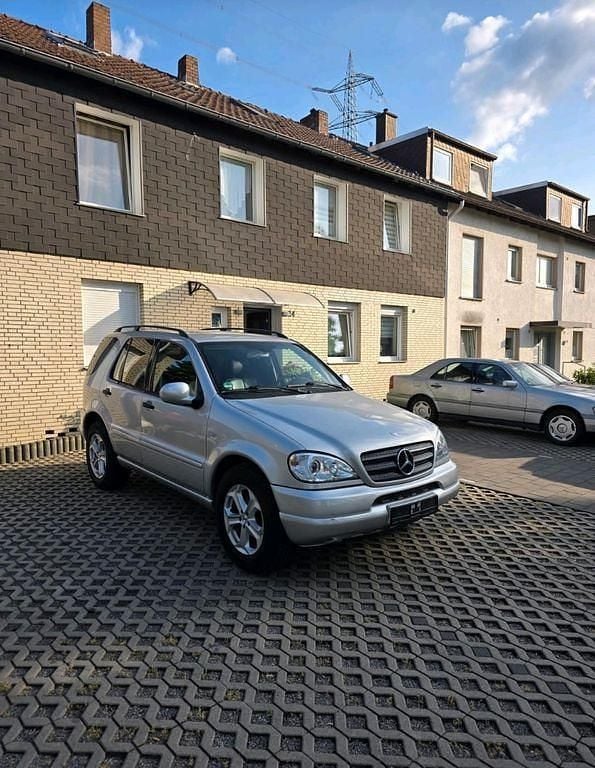 Schwarz Gebraucht 2001 Mercedes ML270 SUV | 2.999 € (Fairer Preis) - Bild 1/4