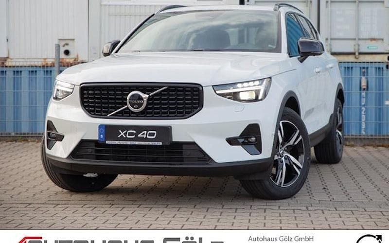 Crystal white / metallic Gebraucht 2024 Volvo XC40 Plus SUV | 36.975 € (Fairer Preis) - Bild 1/4