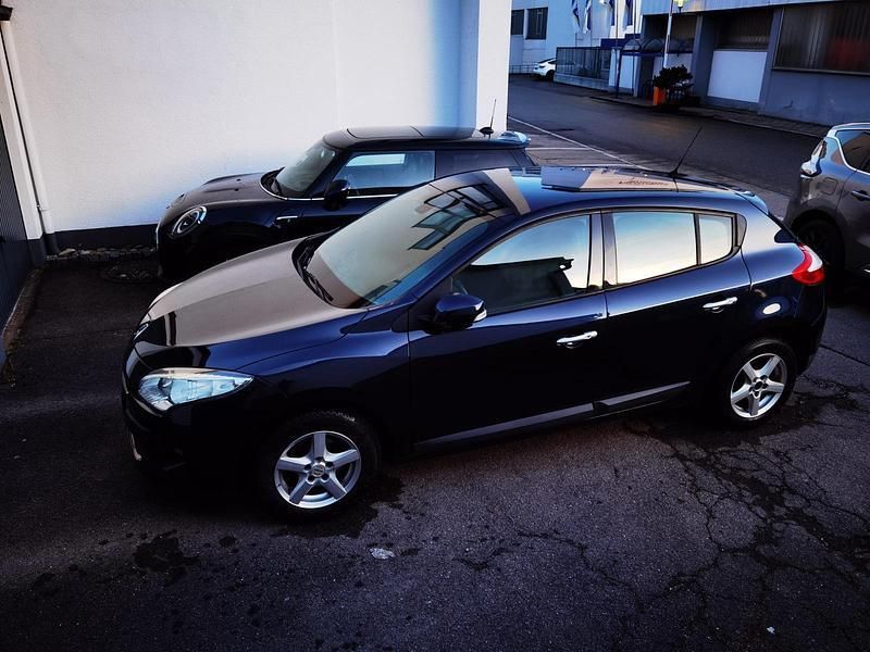 Blau Gebraucht 2009 Renault Mégane III Dynamique Limousine | 5.500 € (Etwas zu teuer) - Bild 1/4
