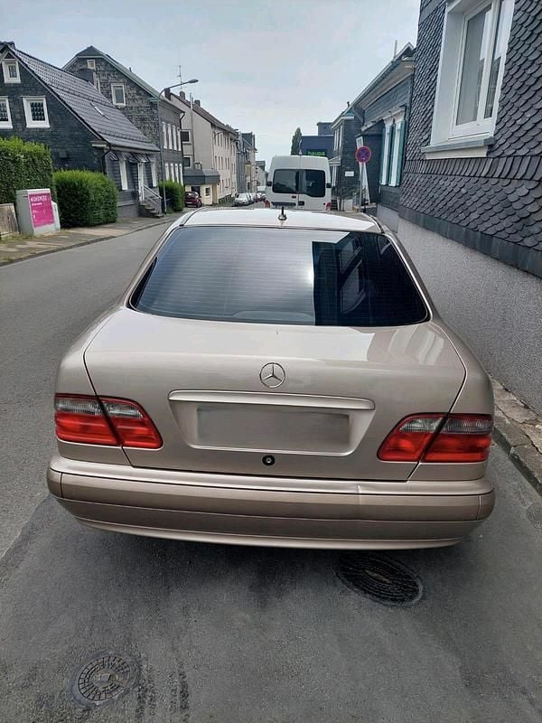 Second-hand Mercedes E200 136 CP (100 kW) 2000 Auriu Berlinǎ