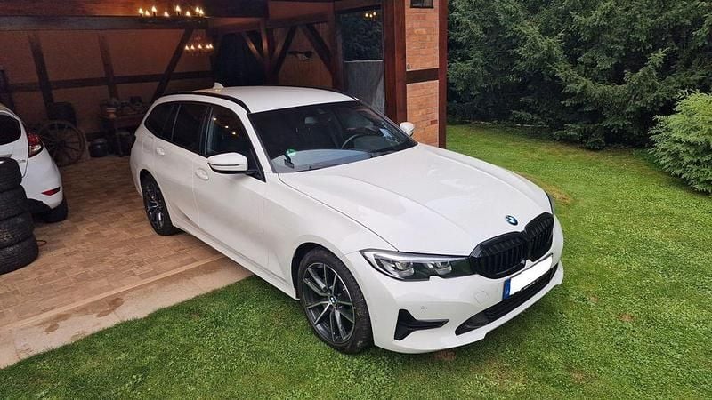 Weiß Gebraucht 2021 BMW 318 Kombi | 25.490 € (Guter Preis) - Bild 1/4
