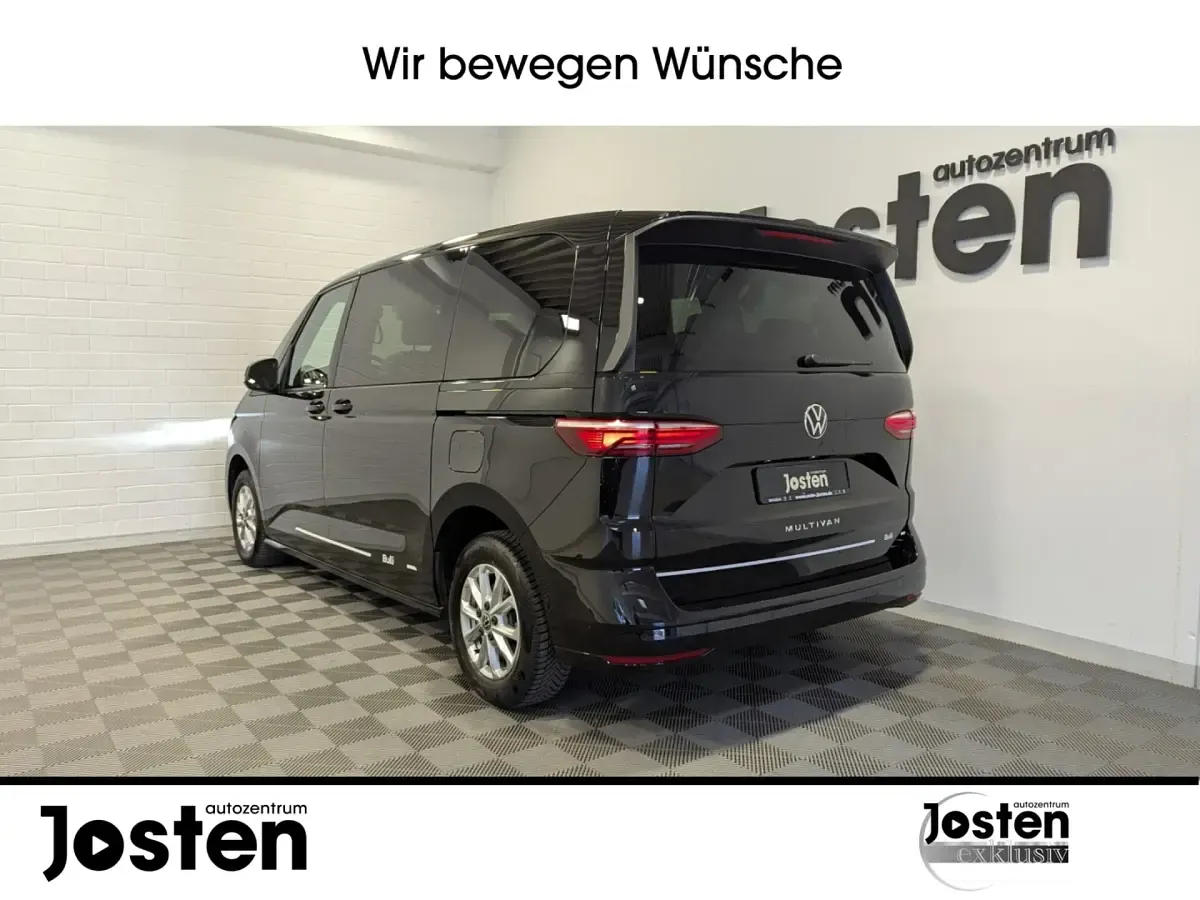 Gebraucht VW Multivan Life 136 PS (100 kW) 2024 Schwarz (deep black perleffekt (schwarz)) Van / Kleinbus