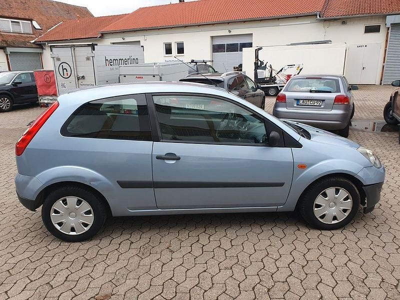 Gebraucht Ford Fiesta Ambiente 60 PS (44 kW) 2006 Blau Kleinwagen