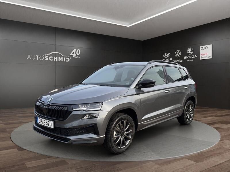 Graphitegrau metallic Gebraucht 2024 Skoda Karoq SportLine SUV | 32.570 € (Fairer Preis) - Bild 1/4
