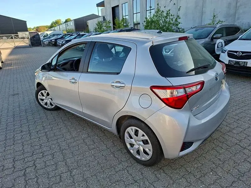 Gebraucht Toyota Yaris Hybrid Basis 75 PS (55 kW) 2020 Silber Limousine