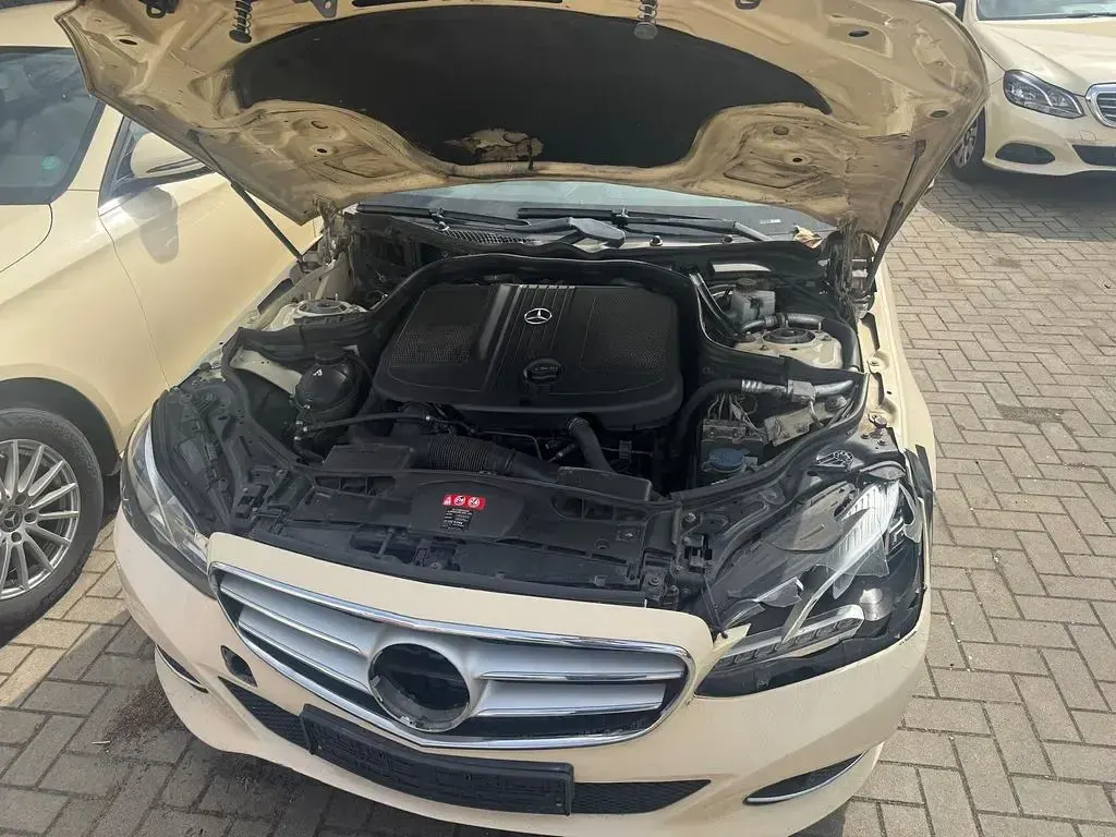 Gebraucht Mercedes E200 136 PS (100 kW) 2013 Beige Limousine