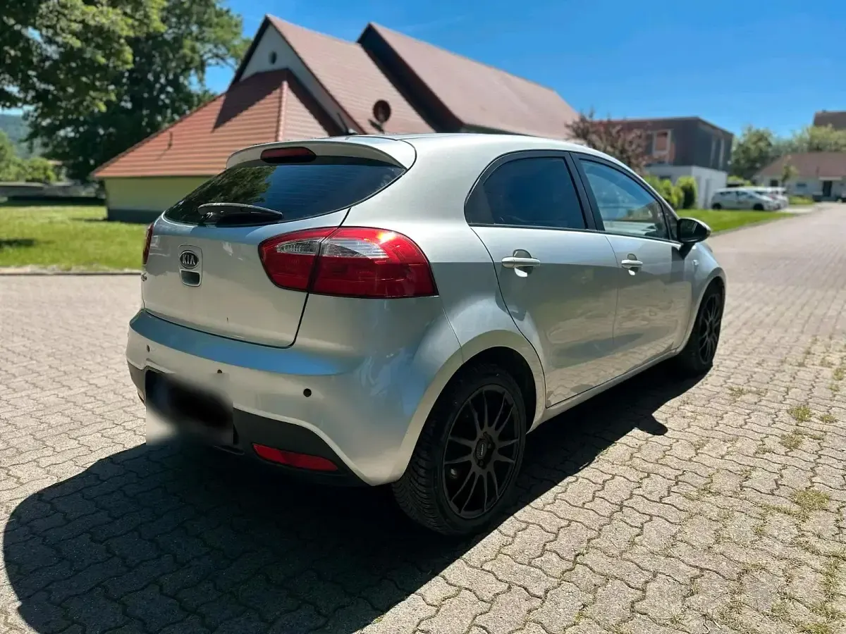 Gebraucht Kia Rio 109 PS (80 kW) 2013 Silber Kleinwagen