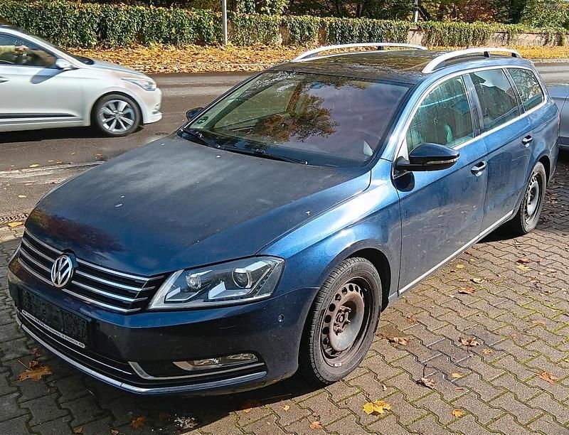 Blau Gebraucht 2014 VW Passat Highline Kombi | 6.990 € (Superpreis) - Bild 1/4