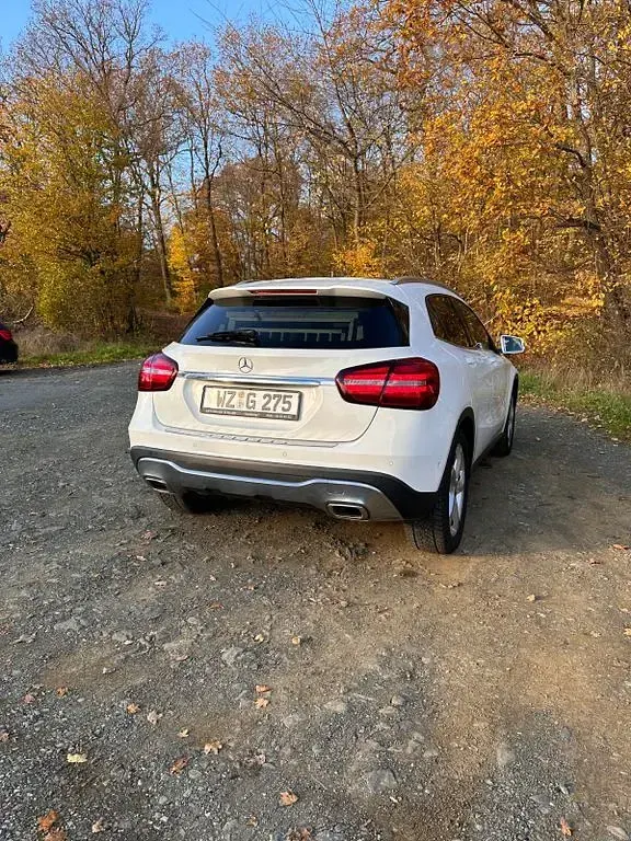 Gebraucht Mercedes GLA180 122 PS (89 kW) 2019 Weiß SUV