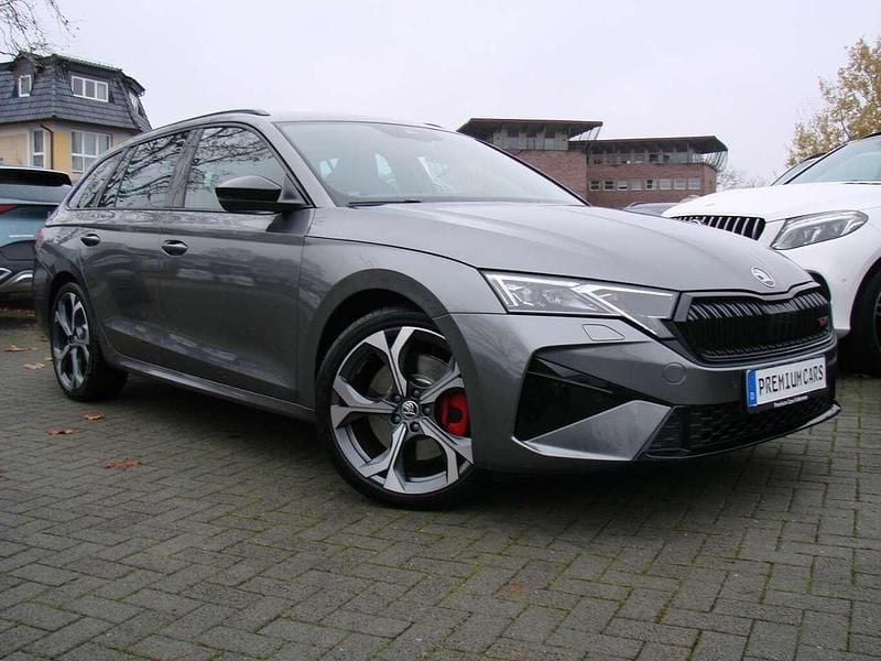 Graphitgrau metallic Gebraucht 2025 Skoda Octavia RS Kombi | 38.980 € (Superpreis) - Bild 1/4