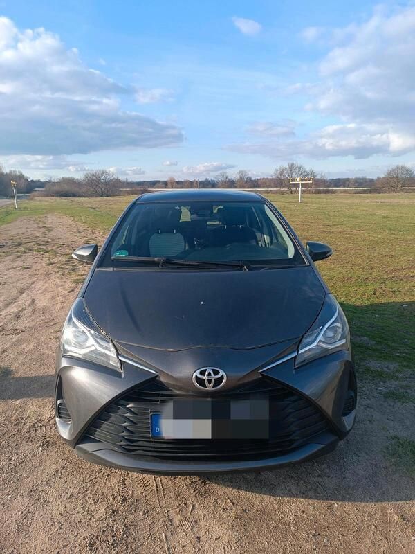 Grau Gebraucht 2019 Toyota Yaris Kleinwagen | 11.700 € (Fairer Preis) - Bild 1/4
