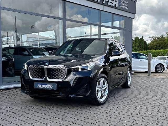 Saphirschwarz Gebraucht 2023 BMW iX1 Performance SUV | 42.900 € (Fairer Preis) - Bild 1/4