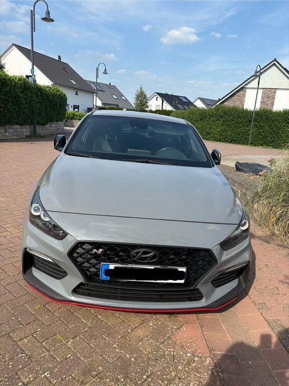 Grau Gebraucht 2020 Hyundai i30 Limousine | 22.999 € (Superpreis) - Bild 1/4