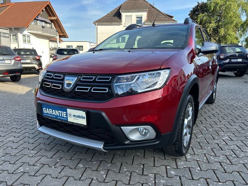 Rot Gebraucht 2019 Dacia Sandero Anniversary Kleinwagen | 12.600 € (Etwas zu teuer) - Bild 1/4