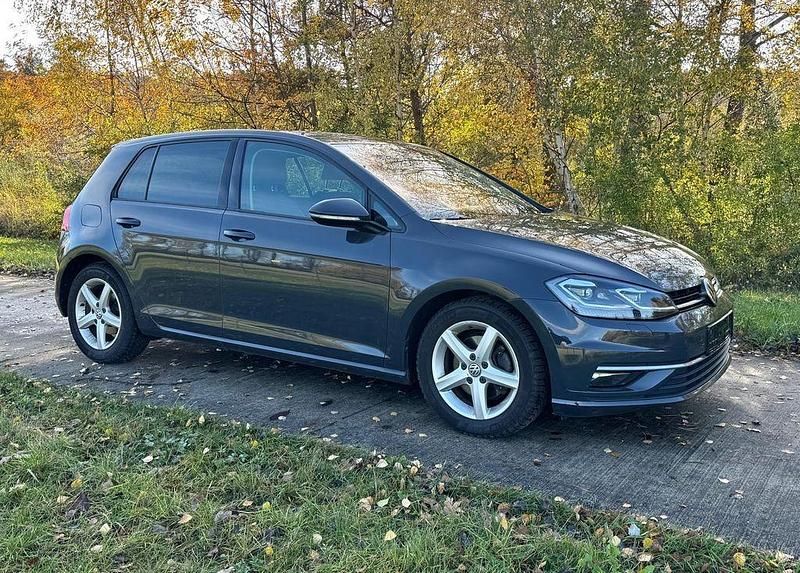 Grau Gebraucht 2017 VW Golf VII Comfortline Limousine | 12.850 € (Fairer Preis) - Bild 1/4