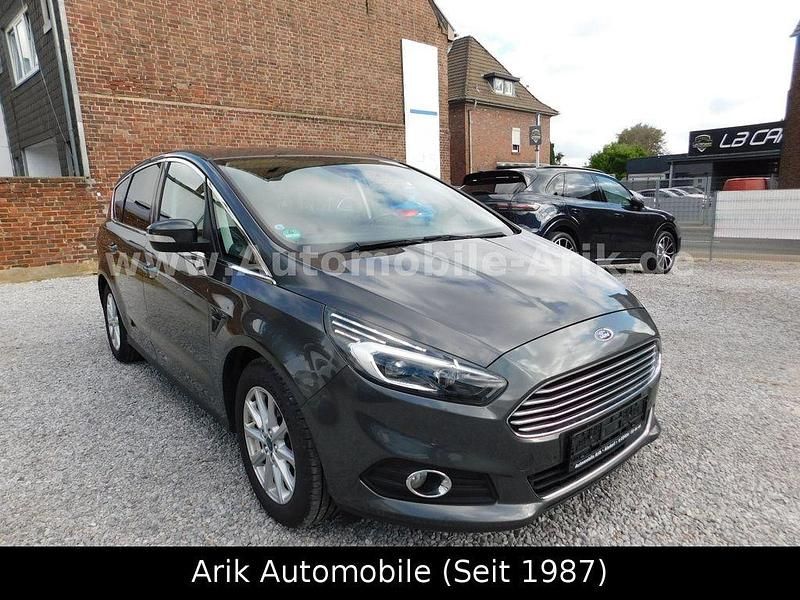 Grau Gebraucht 2016 Ford S-MAX Titanium Van / Kleinbus | 9.600 € (Fairer Preis) - Bild 1/4