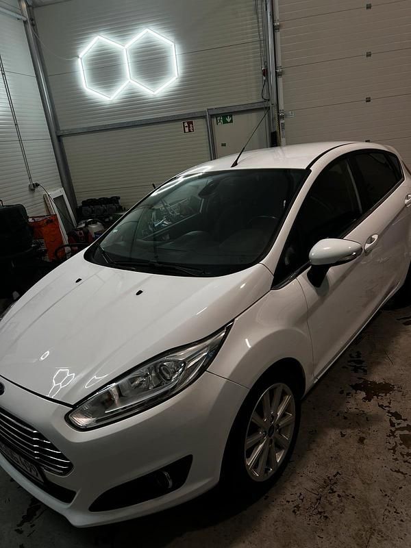 Weiß Gebraucht 2017 Ford Fiesta Kleinwagen | 5.899 € (Superpreis) - Bild 1/4