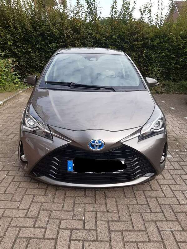 Grau Gebraucht 2017 Toyota Yaris Hybrid Comfort Limousine | 11.111 € (Fairer Preis) - Bild 1/4
