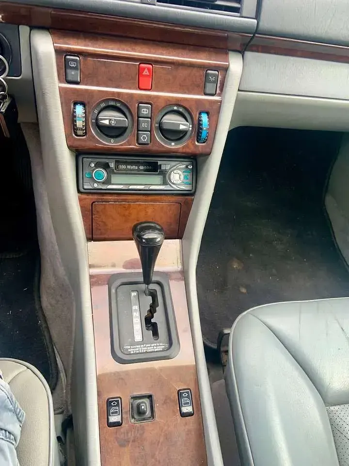 Gebraucht Mercedes 300 147 PS (108 kW) 1992 Schwarz Limousine
