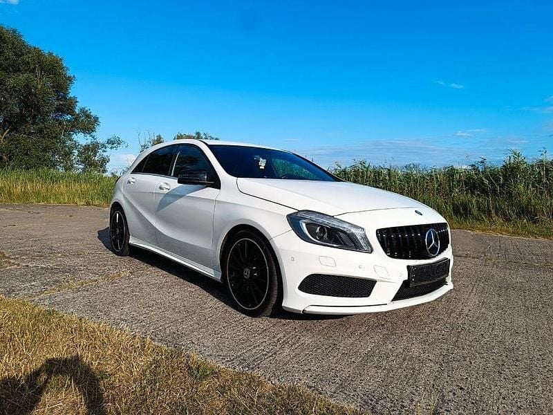Weiß Gebraucht 2014 Mercedes A200 AMG line Limousine | 9.249 € (Superpreis) - Bild 1/4