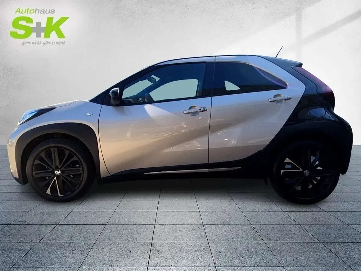 Gebraucht Toyota Aygo X Style 72 PS (52 kW) 2023 Ginger beige / night sky black (beige) SUV