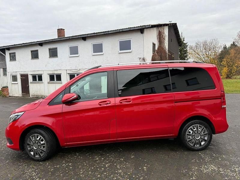 Rot Gebraucht 2018 Mercedes V250 Van / Kleinbus | 34.500 € (Superpreis) - Bild 1/4