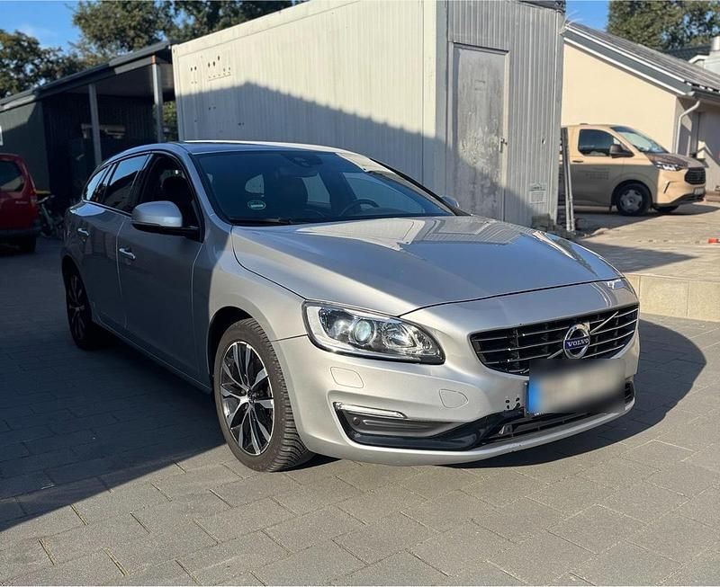Silber Gebraucht 2017 Volvo V60 Kombi | 7.650 € (Guter Preis) - Bild 1/4