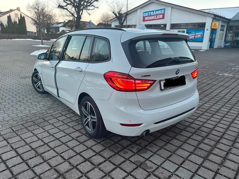 Weiß Gebraucht 2017 BMW 218 Van / Kleinbus | 8.000 € (Fairer Preis) - Bild 1/4