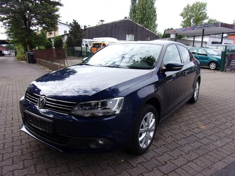 Blau Gebraucht 2011 VW Jetta Comfortline Limousine | 5.950 € (Fairer Preis) - Bild 1/4