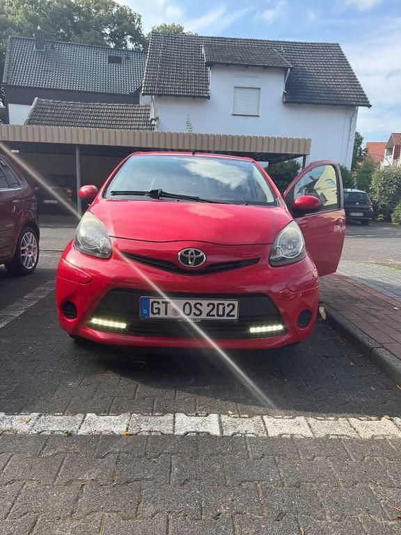 Rot Gebraucht 2013 Toyota Aygo Kleinwagen | 4.999 € (Fairer Preis) - Bild 1/4