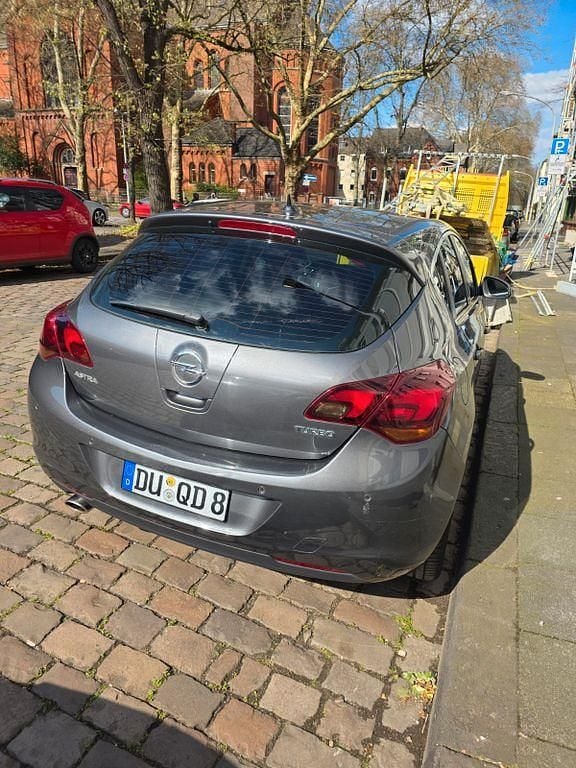 Używany Opel Astra Cosmo 179 KM (131 kW) 2010 Szary Sedan/Limuzyna