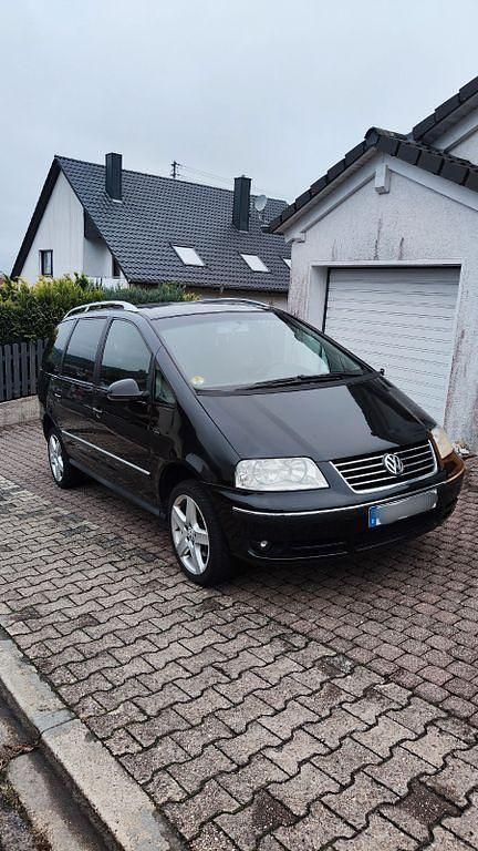Schwarz Gebraucht 2004 VW Sharan Goal Van / Kleinbus | 3.999 € - Bild 1/4