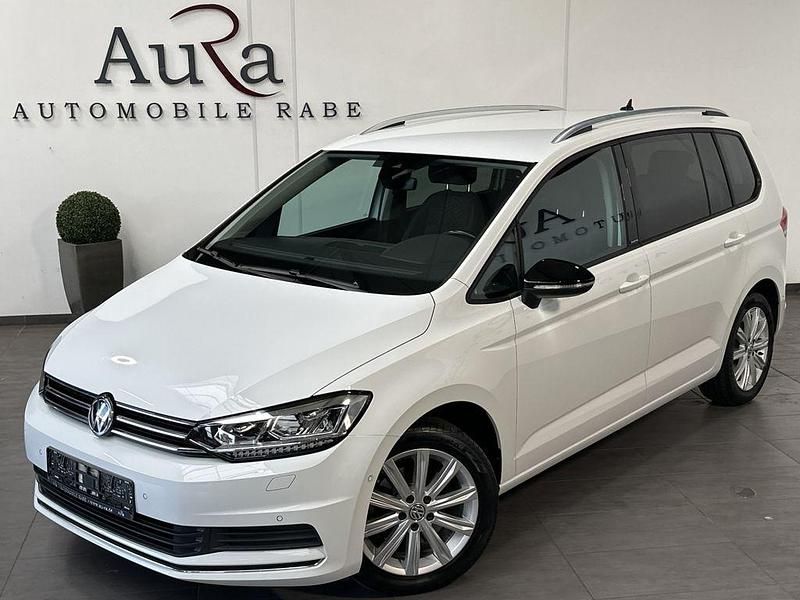Weiß Gebraucht 2020 VW Touran IQ Drive Van / Kleinbus | 23.749 € (Fairer Preis) - Bild 1/4