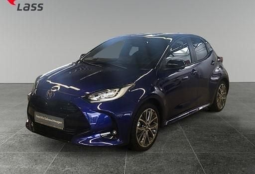 Gebraucht Toyota Yaris Hybrid Plus 131 PS (96 kW) 2024 Juniper blue metallic, dach schwarz Kleinwagen