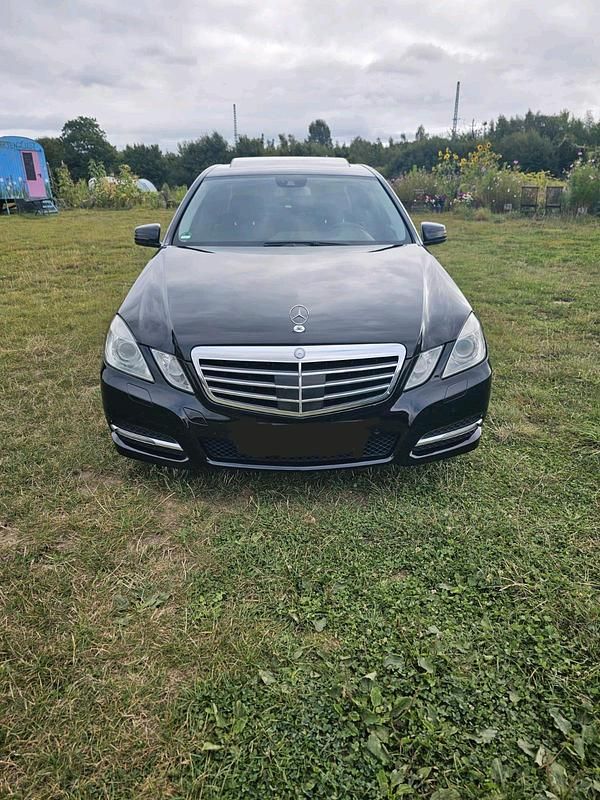 Schwarz Gebraucht 2010 Mercedes E350 Avantgarde Limousine | 8.870 € (Guter Preis) - Bild 1/4