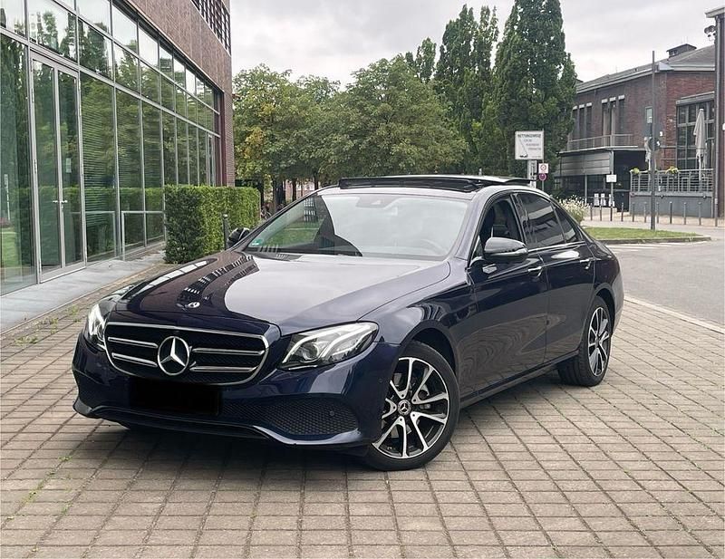Blau Gebraucht 2019 Mercedes E220 Limousine | 20.990 € (Guter Preis) - Bild 1/4