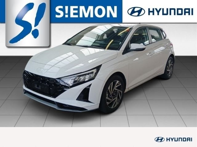 Weiss Gebraucht 2024 Hyundai i20 Trend Limousine | 18.330 € (Fairer Preis) - Bild 1/4