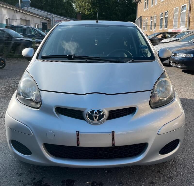 Silber Gebraucht 2011 Toyota Aygo Kleinwagen | 6.500 € (Etwas zu teuer) - Bild 1/4