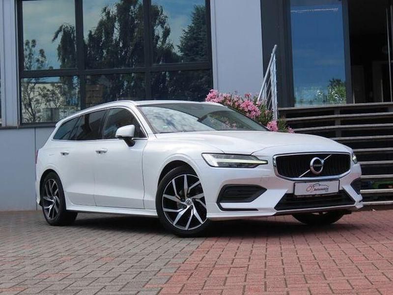 Weiß Gebraucht 2018 Volvo V60 Momentum Kombi | 21.900 € (Teuer) - Bild 1/4
