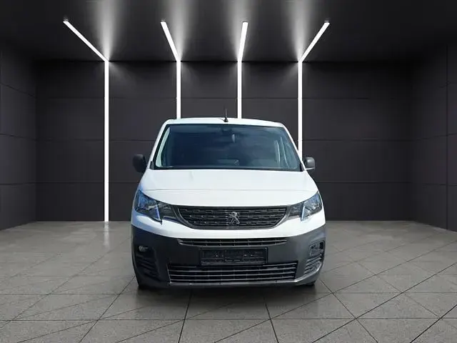 Gebraucht Peugeot Partner Premium 131 PS (96 kW) 2019 Lack weiss banquise/typ aussenve Van / Kleinbus