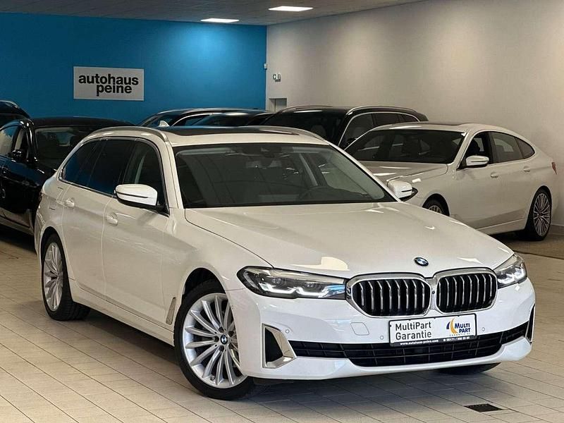 Alpinweiss iii Gebraucht 2020 BMW 520 Kombi | 30.999 € (Fairer Preis) - Bild 1/4