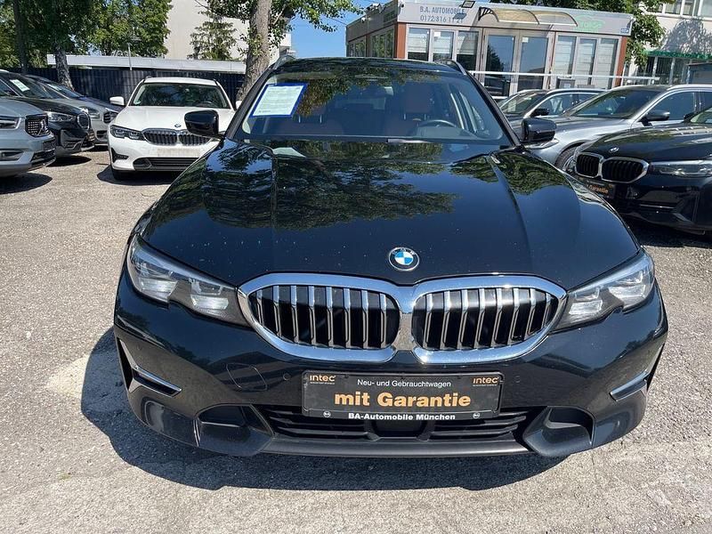 Schwarz Gebraucht 2021 BMW 330e Luxury Line Kombi | 19.950 € (Fairer Preis) - Bild 1/4