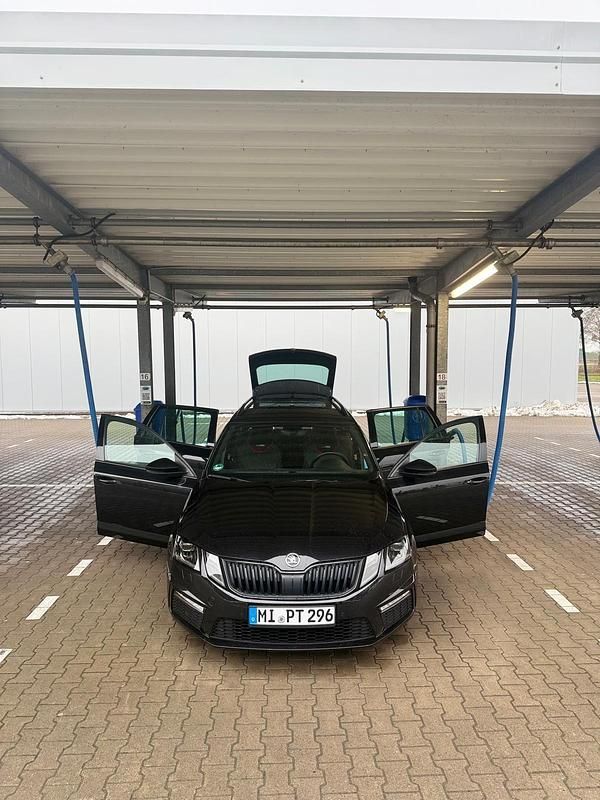 Schwarz Gebraucht 2020 Skoda Octavia RS Kombi | 19.500 € (Superpreis) - Bild 1/4