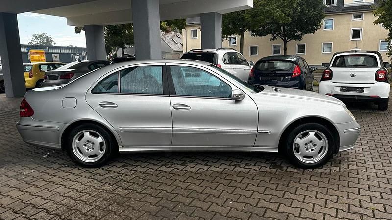 Gebraucht Mercedes E270 177 PS (130 kW) 2002 Silber Limousine